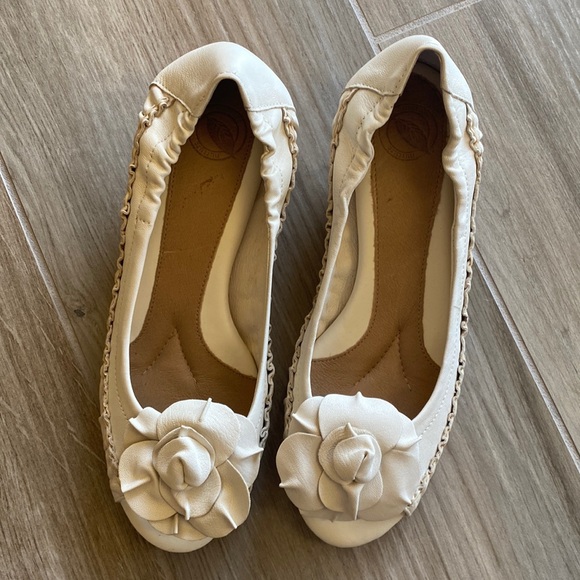 Nurture by Lamaze Shoes - Nurture cream open toe shoes with flower